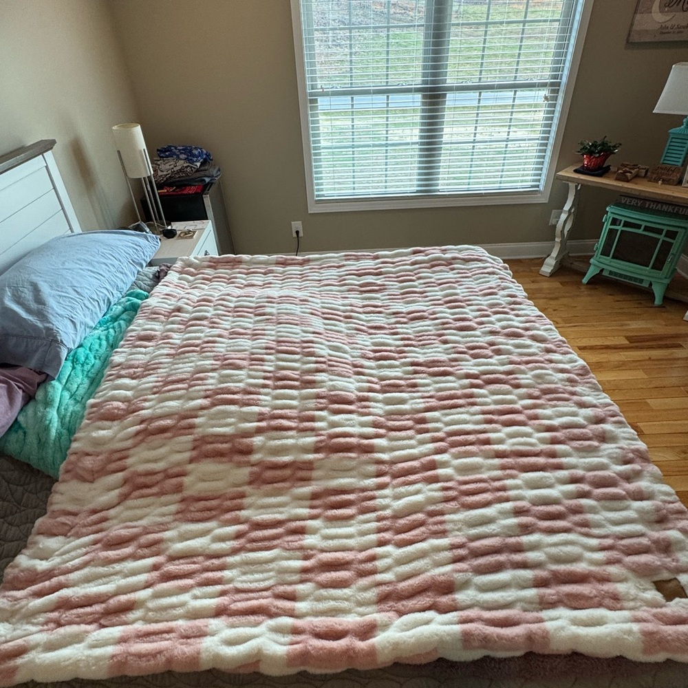 Cozy Pink and White Checkered Throw Blanket